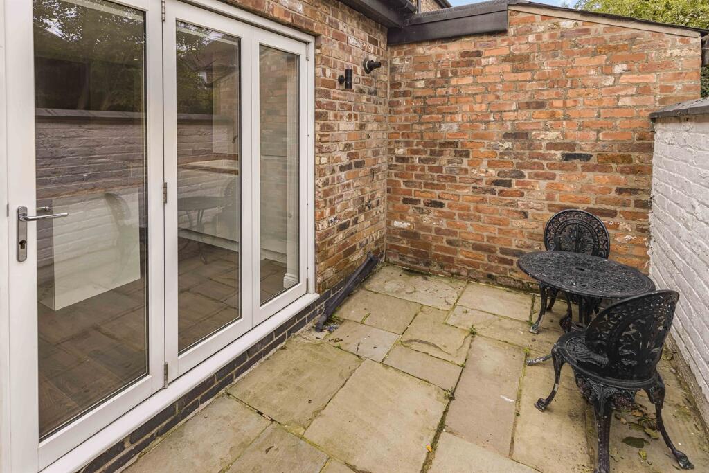3 bedroom terraced house for sale in Knutsford View, Hale Barns, Altrincham, WA15